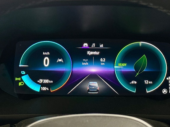 Skarpt digitalt display med batteri og navigasjonsinformasjon.