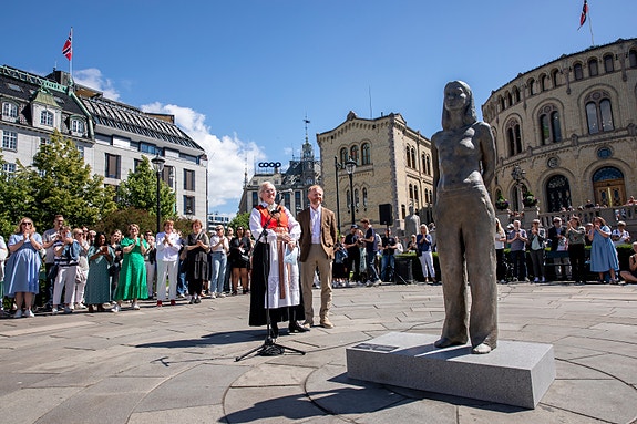 Brystkreftforeningens statue av kvinne med metastatisk brystkreft; https://www.brystkreftstatue.no/
