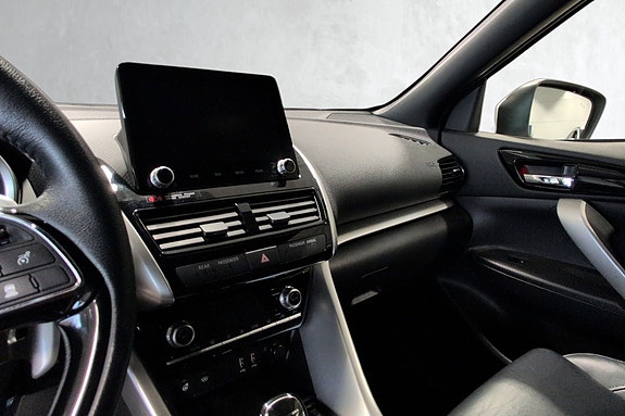 Infotainmentsystem med berøringsskjerm og støtte for Apple CarPlay og Android Auto.