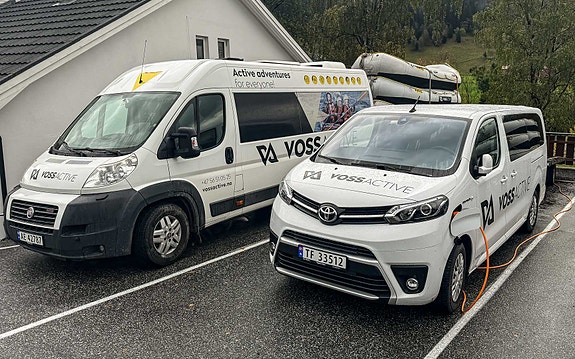 2 minibusses and 2 electric 9-seaters