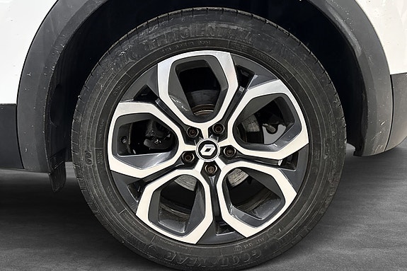 Stilrene lettmetallfelger og kompakte SUV-proposjoner gjør Renault Captur 2021 lett å manøvrere, både i byen og på landeveien.
