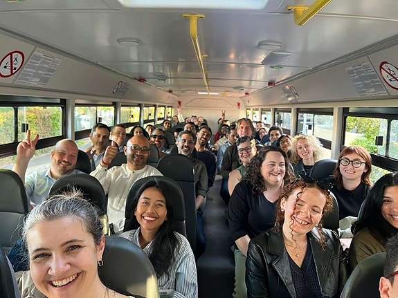 Global partnersamling på en elektrisk buss i Cape Town