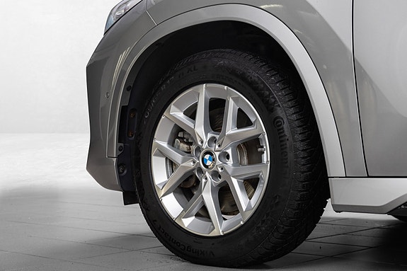 BMW iX1 5 of 25