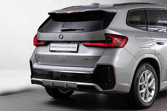 BMW iX1 7 of 25