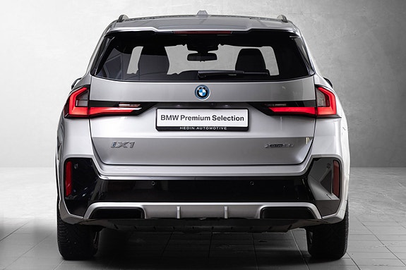 BMW iX1 8 of 25