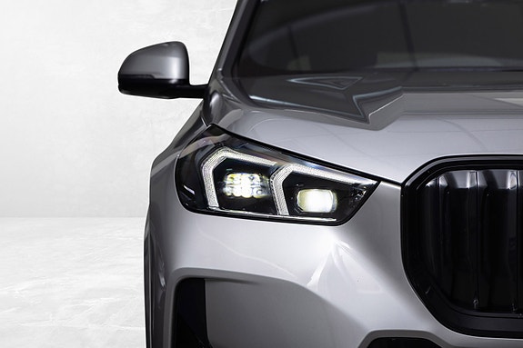 BMW iX1 4 of 25