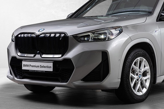 BMW iX1 2 of 25