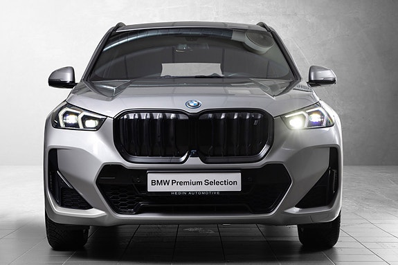 BMW iX1 3 of 25