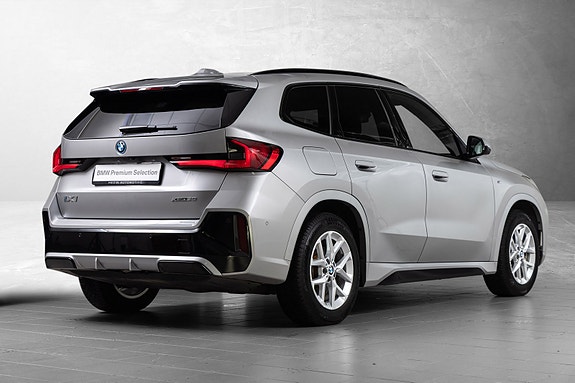 BMW iX1 6 of 25