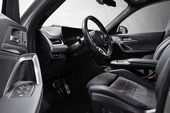 BMW iX1 10 of 25