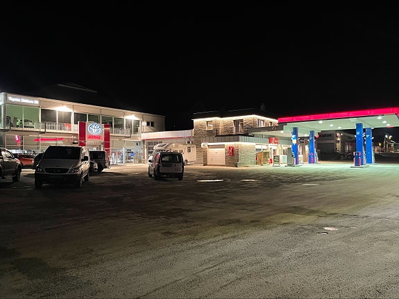 Toyota Slettum Bil avd Oppdal. Oppdal har også en YX bensinstasjon. Vi etablerer i disse dagen et helt nytt skadesenter på 730 kvm på naboeiendommen.