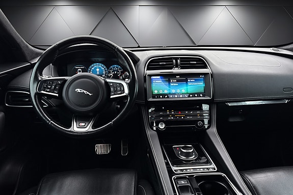 Jaguar F-PACE 11 of 25