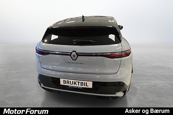 LED-baklys og svart tak skaper et moderne og unikt uttrykk.