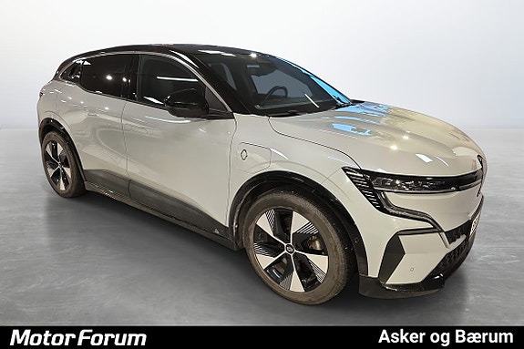 Sporty detaljer og sorte aksenter fremhever bilens elegante stil.