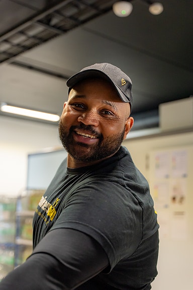 Si hei til Aziz, vår avdelingsleder på Sola.