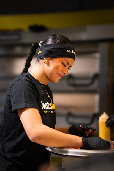 Xuan Nhi på Sandnes lager pizza med et smil :)