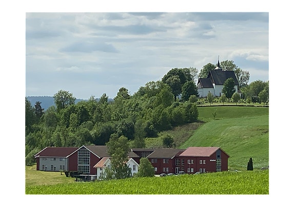 Telemarksforsking ligger idyllisk til, på Hellandtunet i Bø