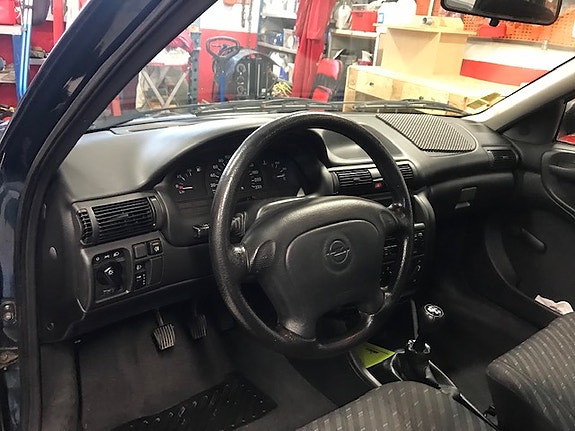 Opel Astra 2 of 7