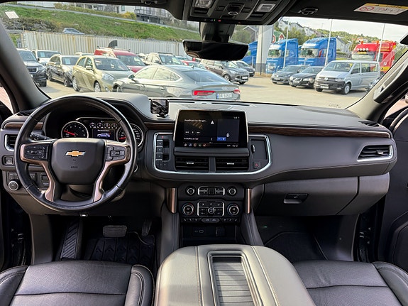 Chevrolet Suburban 7 of 17