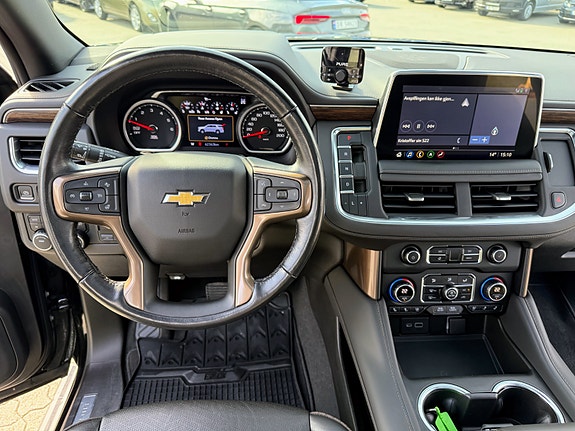 Chevrolet Suburban 6 of 17