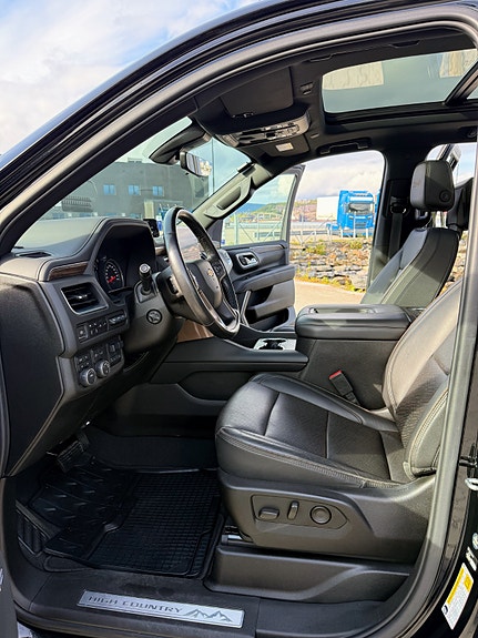 Chevrolet Suburban 5 of 17