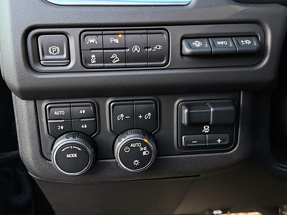 Chevrolet Suburban 12 of 17