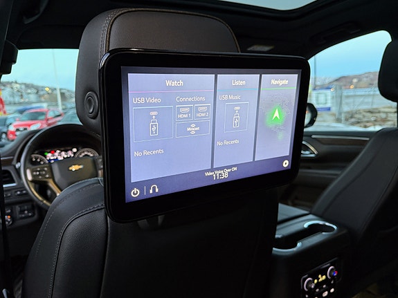 Chevrolet Suburban 14 of 17