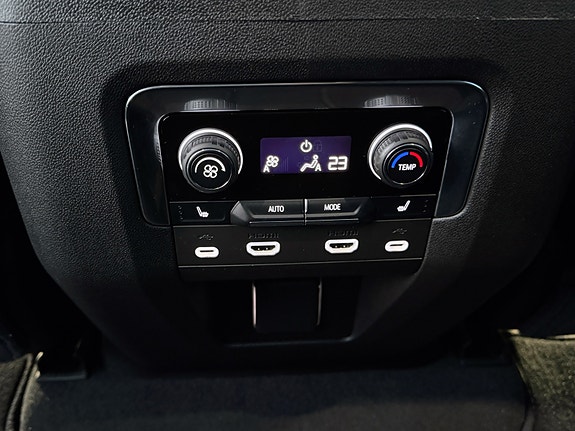 Chevrolet Suburban 16 of 17