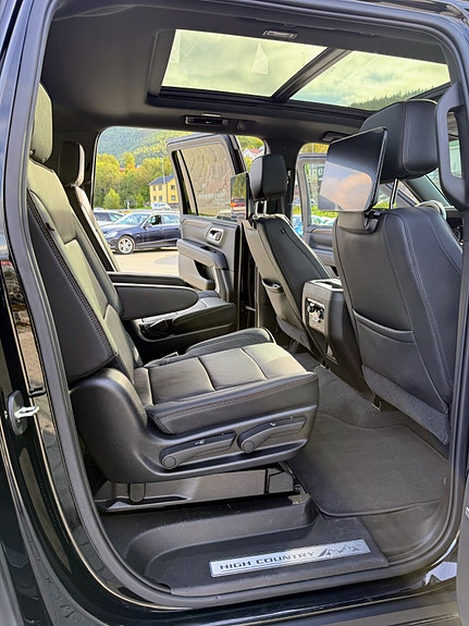 Chevrolet Suburban 10 of 17