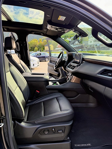 Chevrolet Suburban 9 of 17