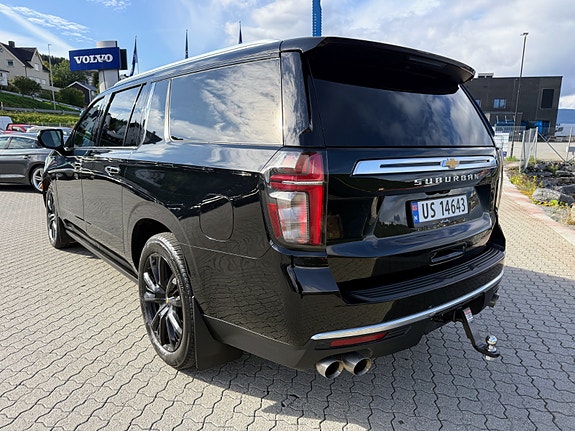 Chevrolet Suburban 4 of 17