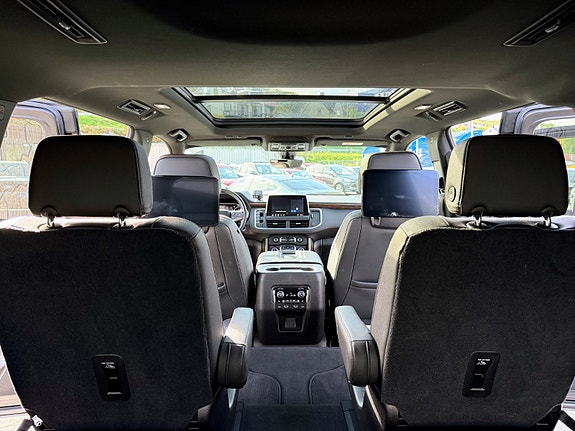 Chevrolet Suburban 11 of 17