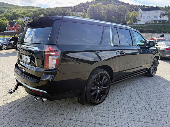 Chevrolet Suburban 3 of 17