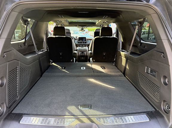 Chevrolet Suburban 17 of 17