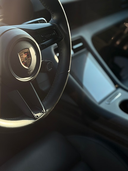 Porsche Taycan 5 of 7