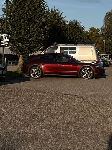 Porsche Taycan 6 of 7