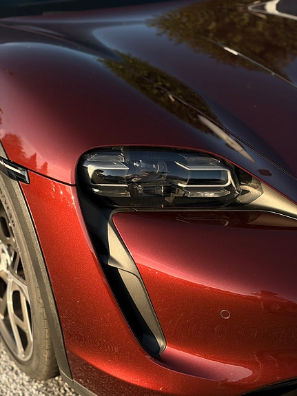 Porsche Taycan 3 of 7