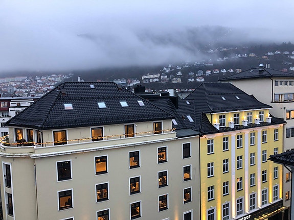 To flotte eiendommer i Bergen sentrum lagt med ny Hollandsk glasert takstein.