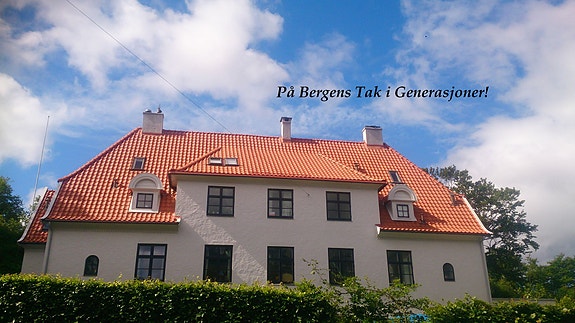 Flott eldre bygg med nytt tak i uglasert teglstein fra Wienerberger