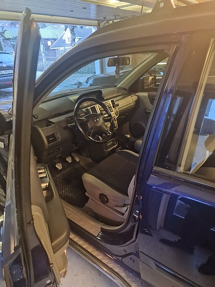 Nissan X-Trail 2 of 5