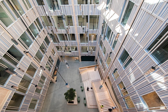 Spesialspileelementer med gode akustikk løsninger. Her fra universitetsprosjekt.