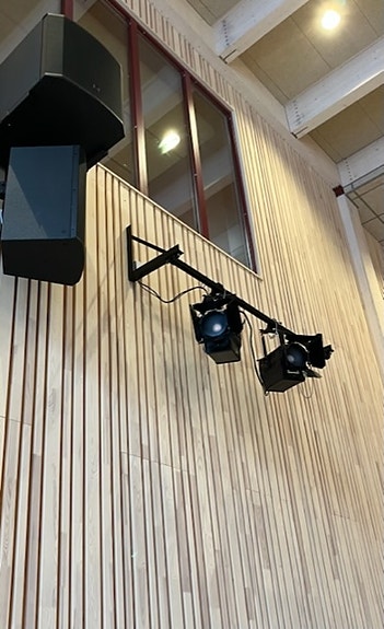 Spesialproduserte Spilepaneler i både private og offentlige bygg. Her fra skoleprosjekt