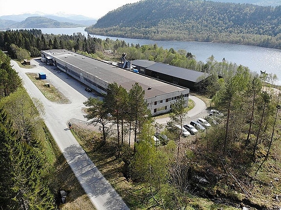 Fabrikken og administrasjon er lokalisert i Engsetdal i Ålesund kommune