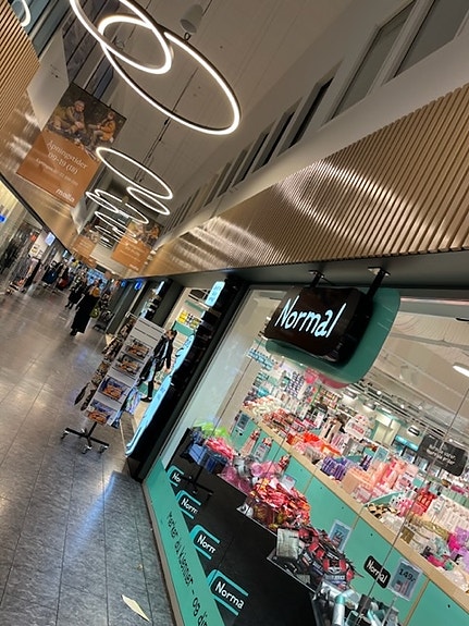 Spilepaneler i både private og offentlige bygg. Her fra kjøpesenter.