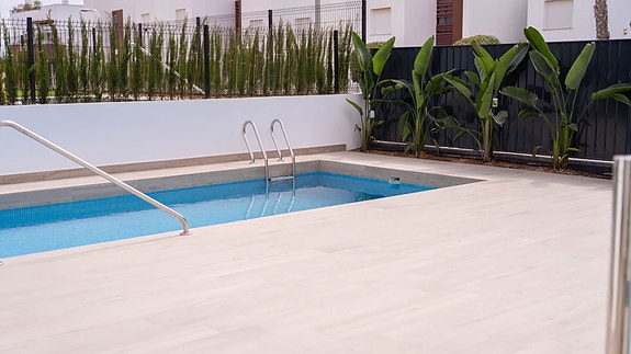 Råflott villa med 4 soverom, privat basseng og takterrasse - 700 m til strand