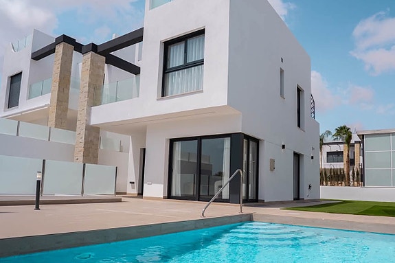 Råflott villa med 4 soverom, privat basseng og takterrasse - 700 m til strand