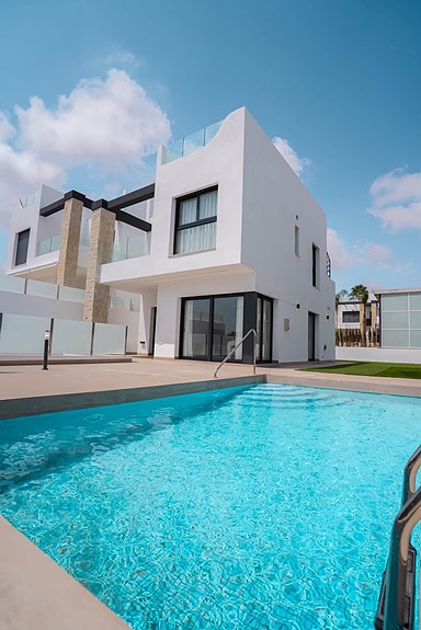 Råflott villa med 4 soverom, privat basseng og takterrasse - 700 m til strand