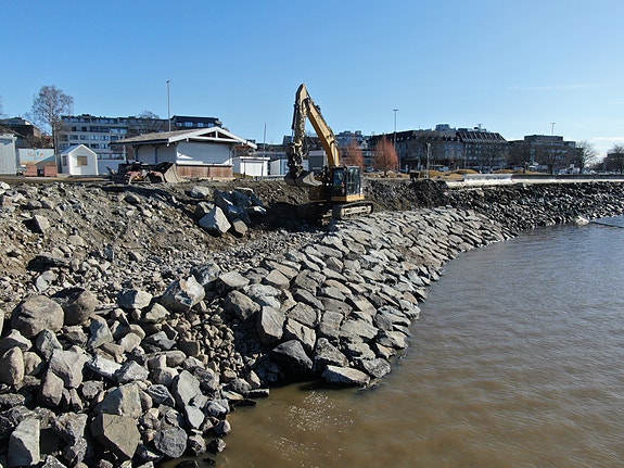 Mjøsfronten, plastring