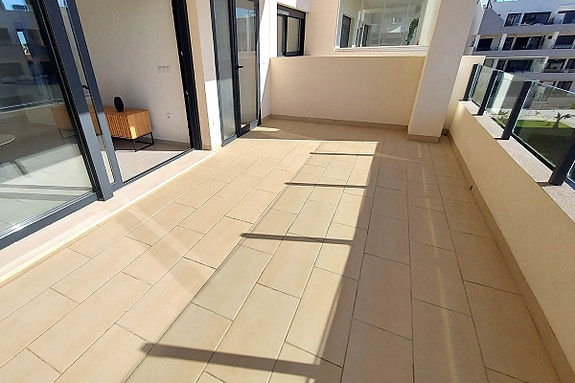 Ny moderne leilighet med med stor terrasse – flotte fellesområder med 3 basseng