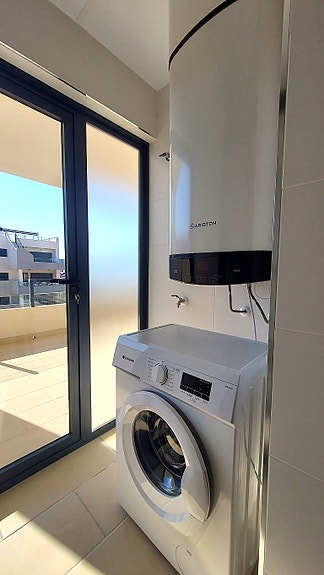 Ny moderne leilighet med med stor terrasse – flotte fellesområder med 3 basseng